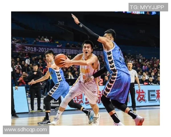 南京篮球队在全国锦标赛积分榜上以53分稳居第一位置,表现抢眼